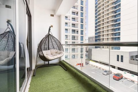 50% OFF Summer Offert, Nice w/ Balcony & Pool View Apartment in Dubai