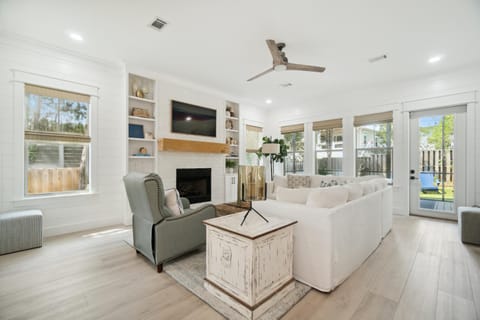 TV and multimedia, Balcony/Terrace, Living room, Decorative detail, Seating area, fireplace, flat iron