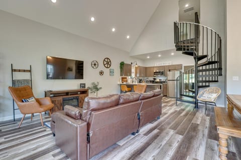 Counce Vacation Rental with Private Deck Near Golf! House in Pickwick Lake