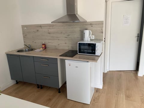 Coffee/tea facilities, Kitchen or kitchenette, minibar, stove