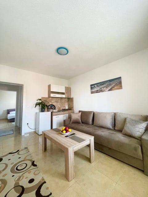 Kitchen or kitchenette, Living room, Seating area, Dining area, stove