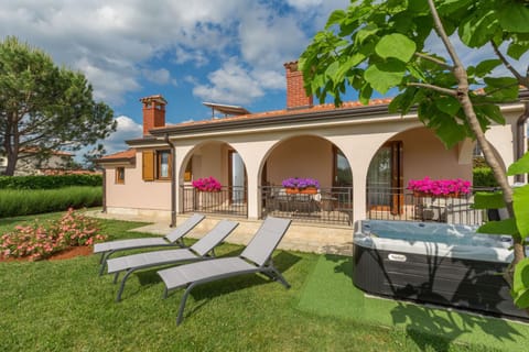 Property building, Garden, Hot Tub, sunbed