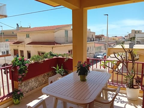View (from property/room), Balcony/Terrace, Dining area, City view, Street view, Location