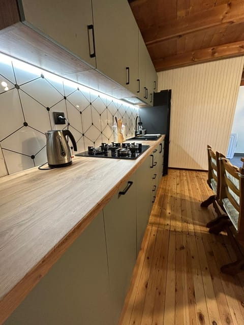 Coffee/tea facilities, Kitchen or kitchenette, Dining area, dishwasher, stove, toaster