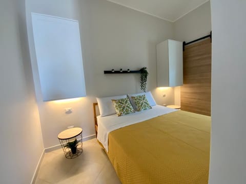 Photo of the whole room, Bedroom, wardrobe