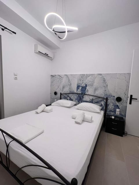 Bed, Photo of the whole room, Bedroom, towels, air conditioner
