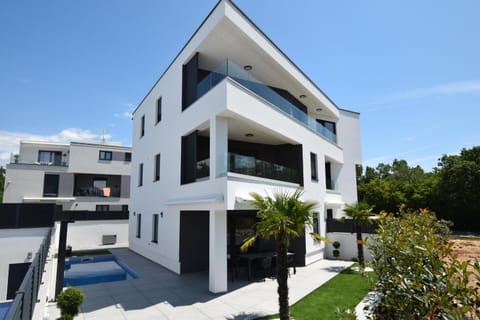 Facade/entrance, Garden, Swimming pool
