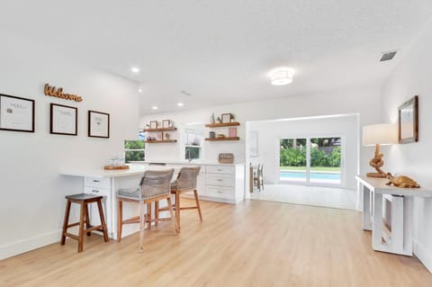 Private Pool and Bar Palm Beach Gardens Getaway House in Palm Beach Gardens