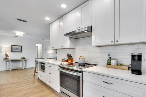 Private Pool and Bar Palm Beach Gardens Getaway House in Palm Beach Gardens