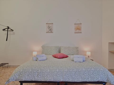 Photo of the whole room, Bedroom, towels