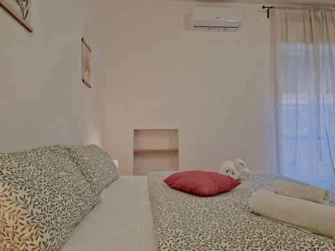 Bed, Bedroom, towels, air conditioner