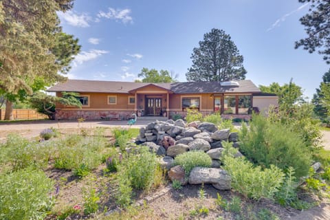 3 Mi to Garden of the Gods Quiet Home with Hot Tub! House in Colorado Springs