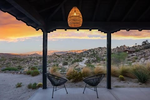 Boulder Surrounded Escape- ANOTHERdeserthouse House in Yucca Valley