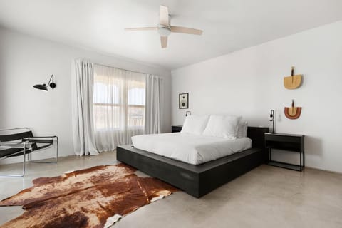 Boulder Surrounded Escape- ANOTHERdeserthouse House in Yucca Valley