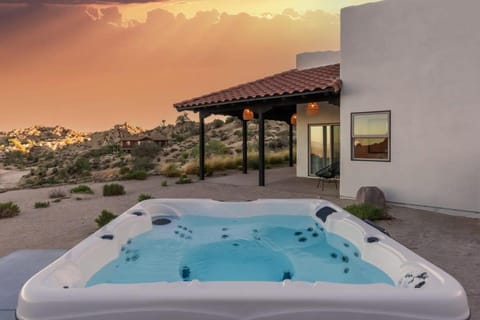 Boulder Surrounded Escape- ANOTHERdeserthouse House in Yucca Valley