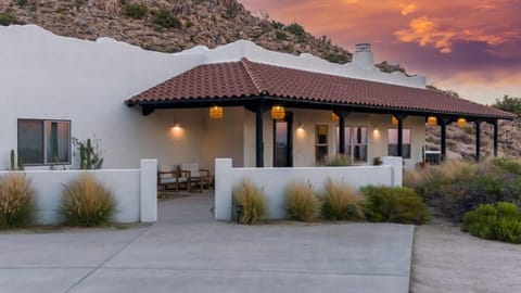 Boulder Surrounded Escape- ANOTHERdeserthouse House in Yucca Valley