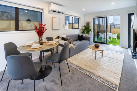 Garden, TV and multimedia, Living room, Decorative detail, Seating area, Dining area, Garden view, air conditioner