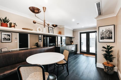 Coffee/tea facilities, Kitchen or kitchenette, Living room, Seating area, Dining area, minibar, pet friendly, stove, toaster