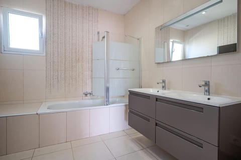 Villa moderne avec Piscine, proche mer Villa in Villeneuve-Loubet