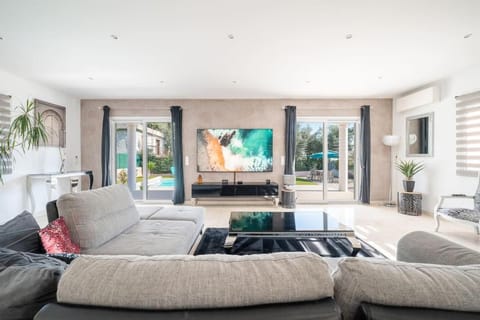 Villa moderne avec Piscine, proche mer Villa in Villeneuve-Loubet