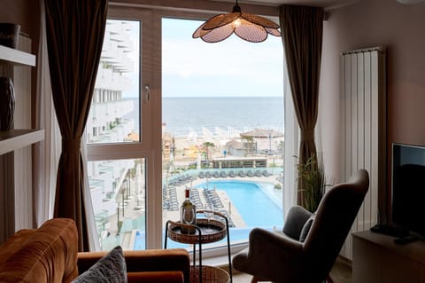 Natural landscape, TV and multimedia, View (from property/room), Seating area, Pool view, Sea view