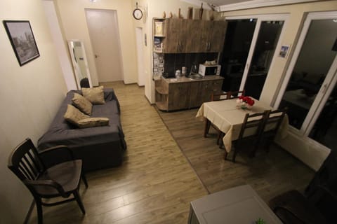 Kitchen or kitchenette, Living room, Seating area, Dining area