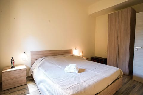 Bed, Bedroom, towels, wardrobe