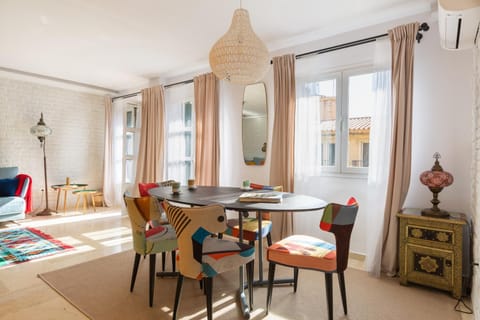 Living room, internet, air conditioner