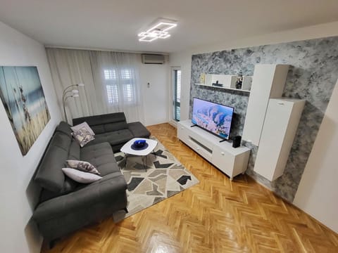 Communal lounge/ TV room, TV and multimedia, Living room, Seating area