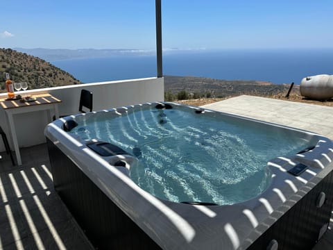 Day, Natural landscape, Hot Tub, Seating area, Mountain view, Sea view, Sunset