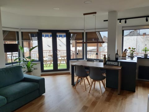 View (from property/room), Balcony/Terrace, Living room, Seating area, Dining area