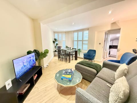 TV and multimedia, Living room, Seating area, Dining area, internet, kitchen