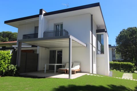 Property building, Patio, Garden, Garden view