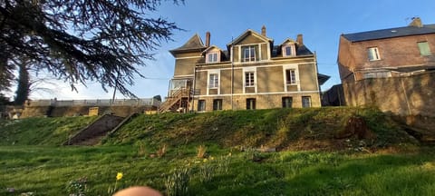 Property building, Garden, Bedroom, Parking, fireplace