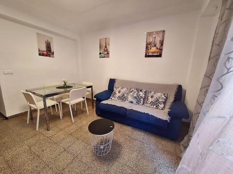 Communal lounge/ TV room, TV and multimedia, Living room, Seating area, Dining area