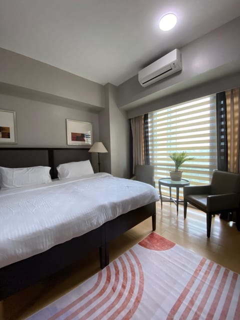 Bed, Seating area, Bedroom, air conditioner
