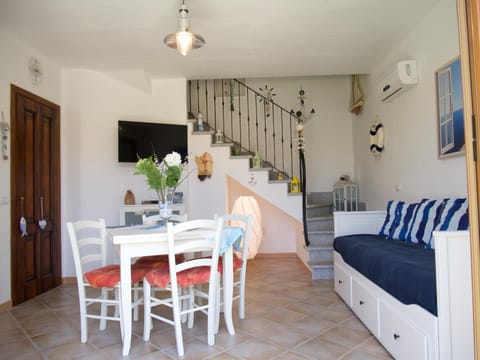 Communal lounge/ TV room, TV and multimedia, Kitchen or kitchenette, Living room, Seating area, Dining area