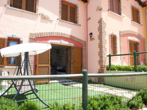 Property building, Day, Garden, Dining area, Garden view