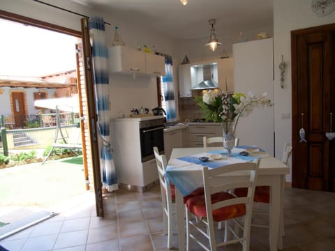 Communal lounge/ TV room, View (from property/room), Kitchen or kitchenette, Dining area, Garden view, Landmark view, Quiet street view, Inner courtyard view, pet friendly, stove