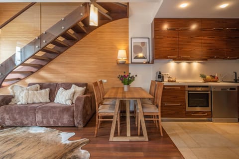 Kitchen or kitchenette, Seating area, Dining area