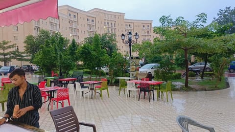 Property building, Day, Garden, Breakfast, Parking