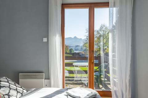 Bed, Natural landscape, Garden, View (from property/room), Balcony/Terrace, Photo of the whole room, Bedroom, Garden view, Mountain view