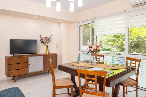 TV and multimedia, Living room, Seating area, Dining area