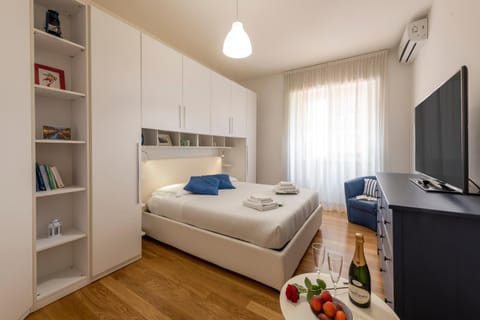 Bed, TV and multimedia, Photo of the whole room, Bedroom, wardrobe