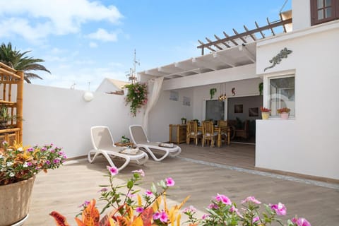 Property building, Balcony/Terrace, Living room