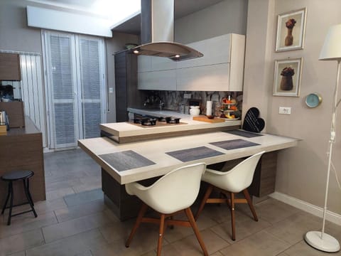 Kitchen or kitchenette, Dining area, stove