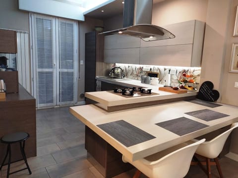 Kitchen or kitchenette, Dining area, oven, stove