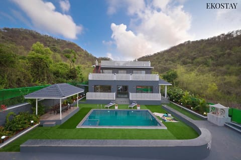 Property building, Natural landscape, Mountain view, Pool view, Swimming pool, sunbed