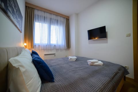 Bed, TV and multimedia, Bedroom