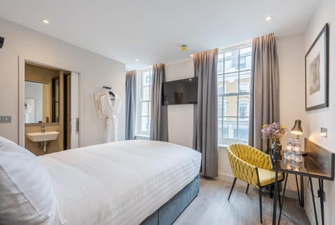 Bed, TV and multimedia, Photo of the whole room, Bedroom, hair dresser, towels